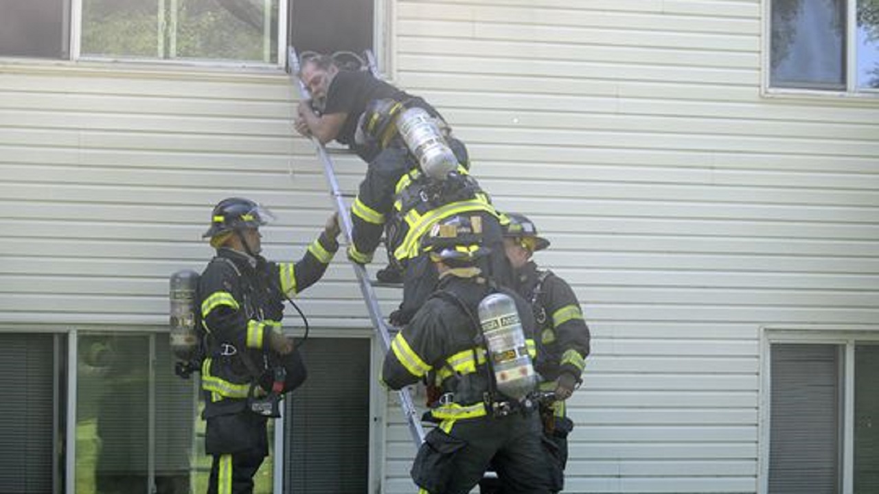 Waite Park residents jump from apartment fire